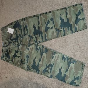 Free People Size 29 Camo cropped pants. Brand new w/tags.